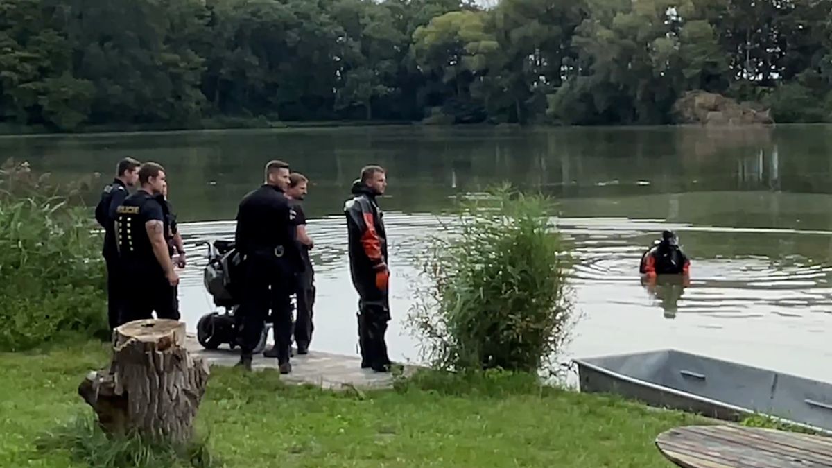 V rybníku u Prahy našli mrtvého muže. Na břehu měl invalidní vozík